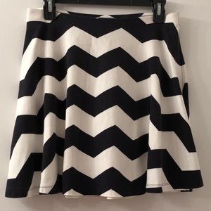 Express Women’s Sz M Black & White Skirt
